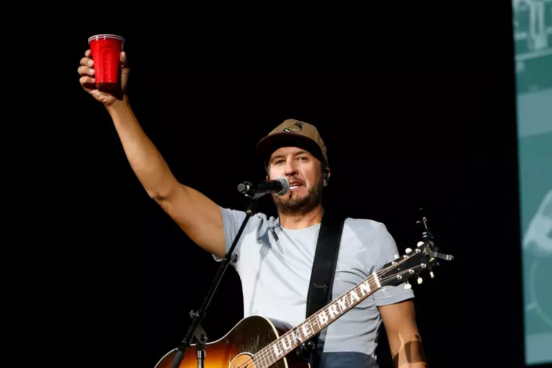 Luke Bryan Stuns Fans with Electrifying Concert Moment – Crowd Goes Wild!