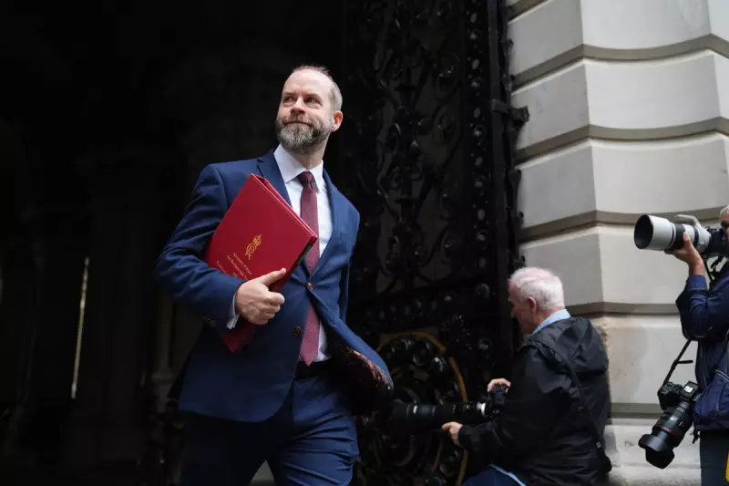 Migrant Hotels in UK Face Summer Unrest: Riots Feared in Epping and Canary Wharf