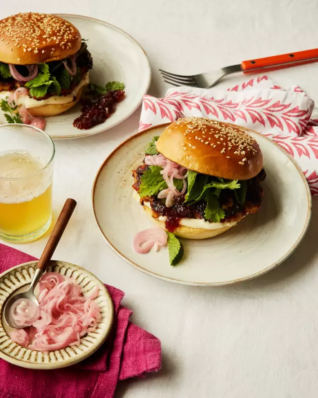 Spice Up Your Summer with Red Curry Chicken & Courgette Burgers – A Flavour Explosion!