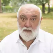 80s Icon Stuns Fans with Jaw-Dropping Comeback – See the Transformation!