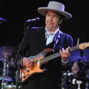 Bob Dylan Spotted in Rare Public Appearance – Fans Stunned by His Look!