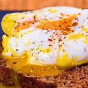 The Foolproof Hack for Perfect Poached Eggs Every Time – No Vinegar Needed!