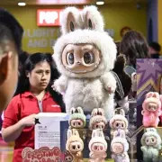 The 'It-Girl' Charm: How a 90s Trend is Making a Comeback in Modern Fashion