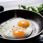 The Secret to Perfect Fried Eggs: A Chef's Game-Changing Trick
