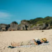 Woman Abandons Husband Napping on Beach – His Hilarious Reaction Goes Viral