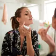 Woman Reveals Her Secret to Looking 20 Years Younger – No Surgery Required!