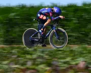 Young British Cyclists Onley and Blackmore Shine at Tour de France 2025