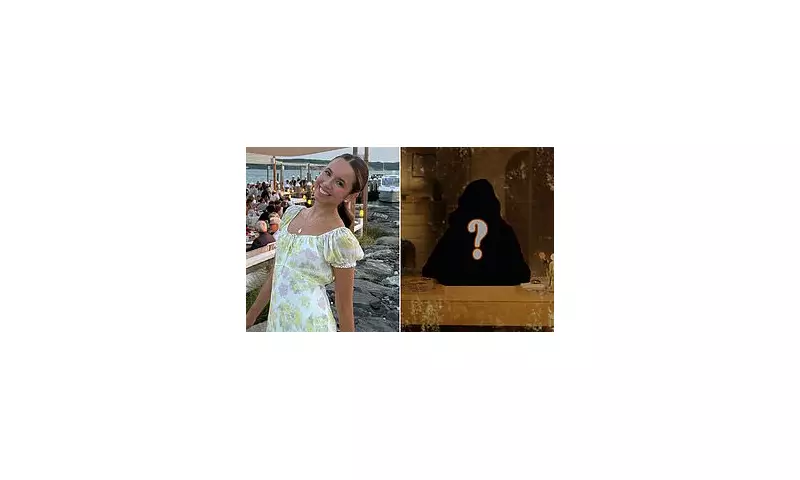 A-List Star's Hilarious Photobomb Sends Hamptons Influencer Into Starstruck Meltdown | Daily Mail