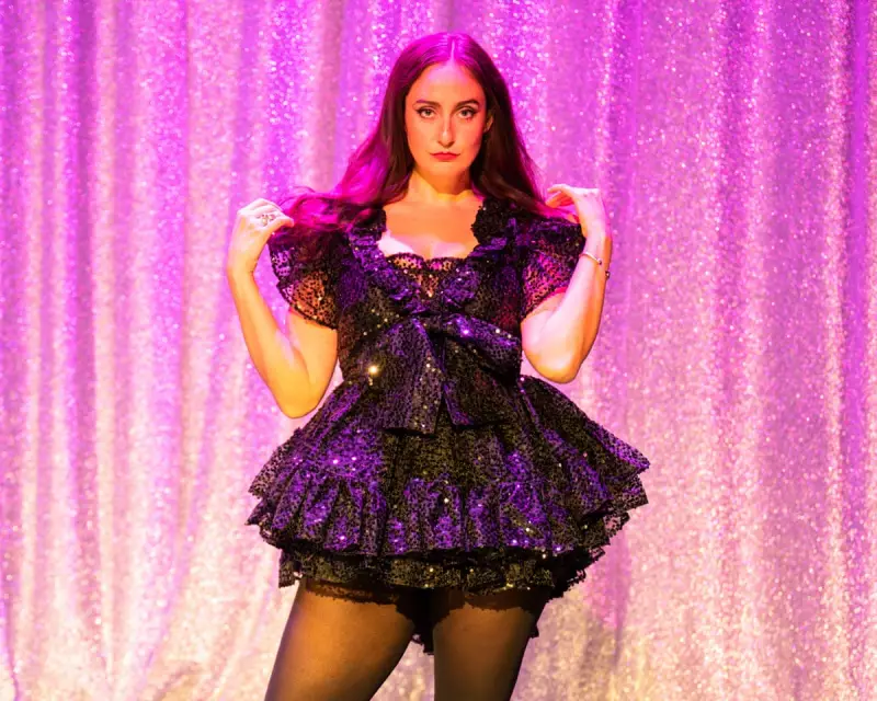 Cat Cohen's 'Broad Strokes' Delivers Laughs and Sharp Observations at Edinburgh Fringe