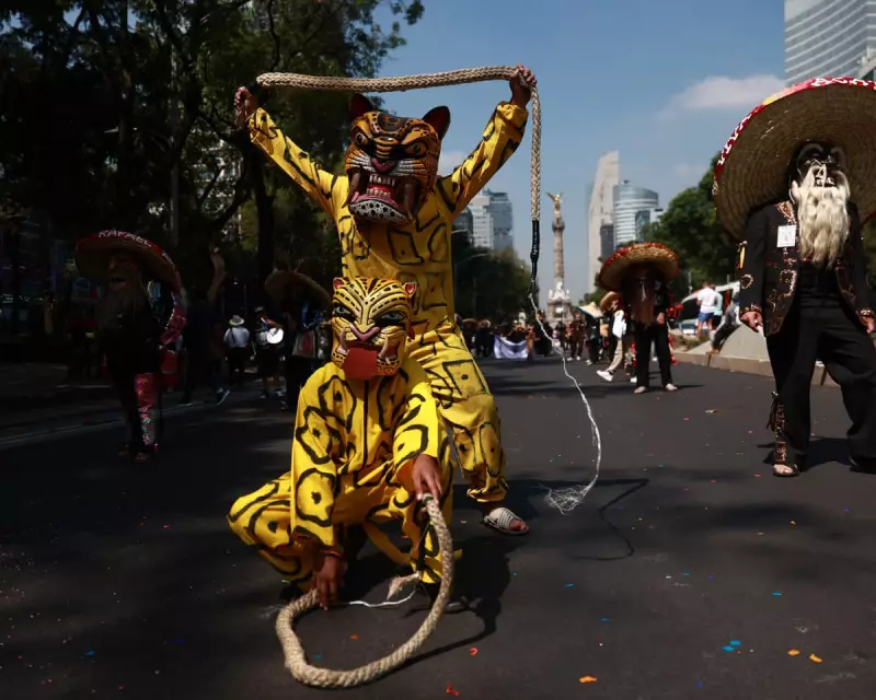 Flamingo Chicks, Rubber Ducks & a Full Moon: Stunning Weekend Snaps You Can't Miss