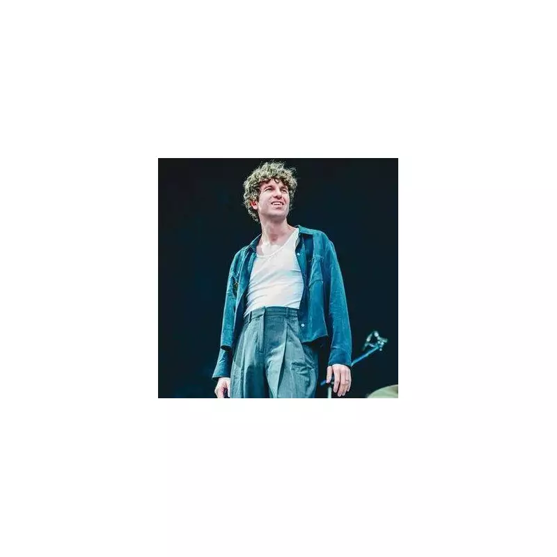 Rebel Wilson's Surprise Stage Invasion! Pitch Perfect Star Joins The Kooks For Epic 'She Moves In Her Own Way' Performance