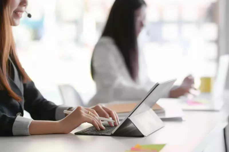 UK Wage Shock: Baristas & Bartenders Outpacing White-Collar Salaries