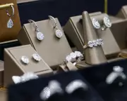 Daring Daylight Heist: Armed Robbers Storm Seattle Jewellery Store