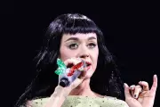 Katy Perry Halts Detroit Concert as Fan Collapses – Singer’s Heartwarming Response Goes Viral