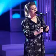 Kelly Clarkson Postpones Las Vegas Residency Due to Illness – Fans Left Disappointed