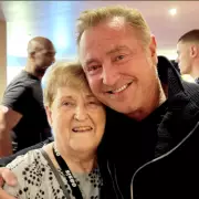 Peggy Gallagher Stuns in Glamorous Shoot with Huge Star – Inside the Glitzy Transformation!