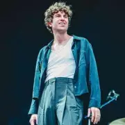 Rebel Wilson's Surprise Stage Invasion! Pitch Perfect Star Joins The Kooks For Epic 'She Moves In Her Own Way' Performance