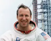 Remembering Jim Lovell: The Apollo 13 Hero Who Defied the Odds