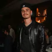 Romeo Beckham Ditches First-Class for Coach on Flight – Fans Applaud His Humble Choice