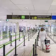 Shocking Moment Parents Abandon 10-Year-Old at Airport – What Happened Next Will Stun You