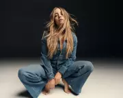 Sydney Sweeney Stuns in American Eagle Ads: A Bold Fashion Statement