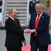 Trump's Patronising Gesture to Putin Sparks Outrage: Body Language Experts Weigh In