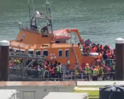 UK to Begin Returning Small Boats to France Within Days After EU Approval