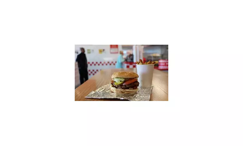 American Tourist Claims He Was Ejected From London Restaurant For 'Eating Burger Wrong Way' | Daily Mail