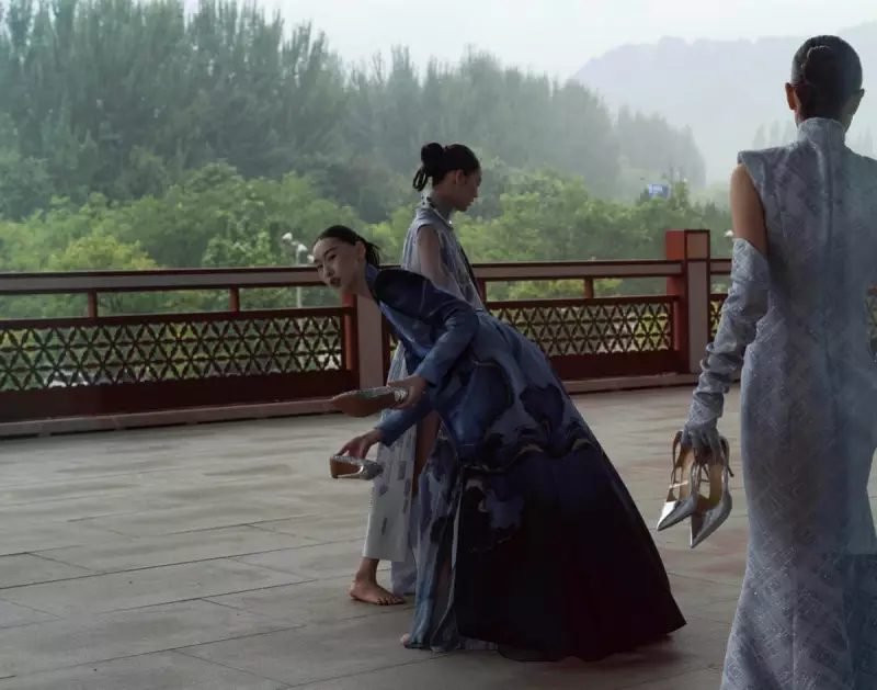 China Fashion Week's Martial Arts Spectacle: Aerial Balloon Show Steals the Spotlight