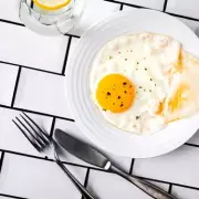 Kitchen Game-Changer: How to Fry an Egg Without a Pan in Seconds