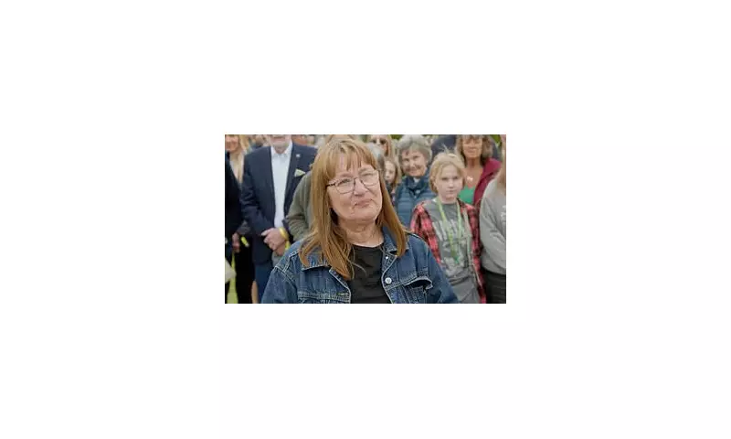 Antiques Roadshow Stunner: Modest Pottery Lamp Revealed as Rare Treasure Worth Small Fortune