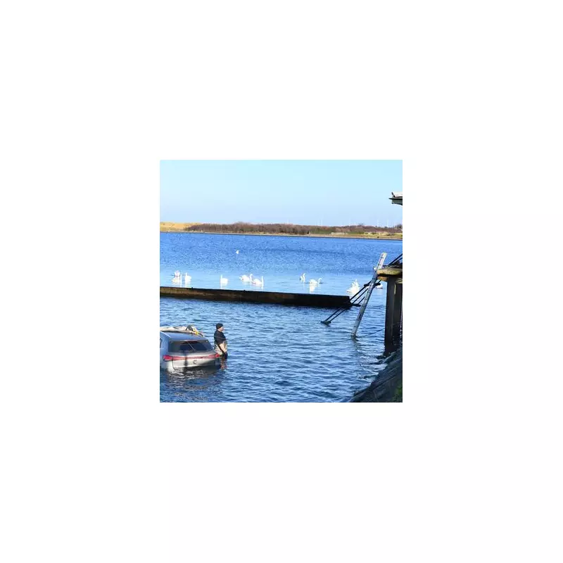 Shocking Moment Car Plunges Into Serpentine Lake in Hyde Park - Emergency Rescue Operation Launched