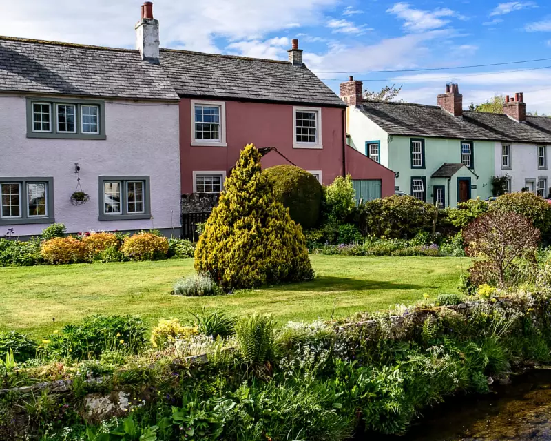 UK House Price Growth Slows Sharply as Budget Uncertainty Bites