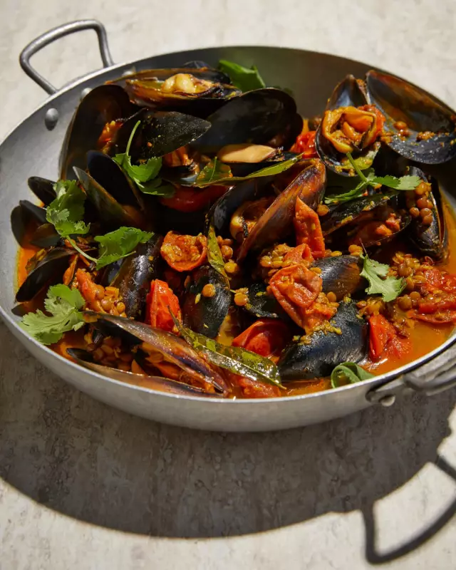 Warm Up With This Fragrant Sri Lankan Mussel Broth: A Taste of Lankan Filling Station