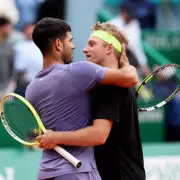 Carlos Alcaraz Battles Through Pain to Claim Dramatic Queen's Club Victory Over Davidovich Fokina