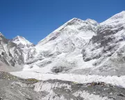 Everest Snowstorm Crisis: Nearly 1000 Climbers Trapped in Deadly Blizzard