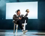 Hiran Abeysekera's Electrifying Hamlet Stuns National Theatre in Bold New Production