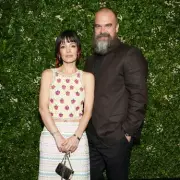 Lily Allen Extends Olive Branch to Estranged Father Keith Allen After Years of Family Feud