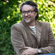 Madam Netflix Star's Harrowing Ordeal: Martin Henderson's Life-Changing Injury After Bar Brawl