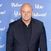 Ross Kemp Announces Tragic Death of His Beloved Father in Heartbreaking Family Statement