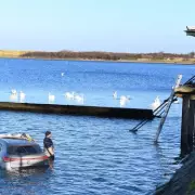 Shocking Moment Car Plunges Into Serpentine Lake in Hyde Park - Emergency Rescue Operation Launched