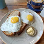 The Secret to Perfect Fried Eggs: Chef Reveals Simple Method for Crispy Edges and Runny Yolks