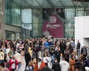 UK Retail Sales Plummet as Gold Demand Soars Amid Trump Tariff Fears