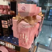 Unwrap Stunning Beauty: The Best Christmas Gift Sets & Crackers for 2024