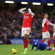 Arsenal rue missed chance as 10-man Chelsea hold leaders to draw