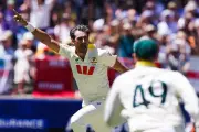Mitchell Starc Fires Ashes Warning with Two Ducks in Dramatic First Morning