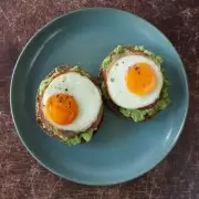 Perfect Fried Eggs Without Oil or Water: The Baking Paper Hack