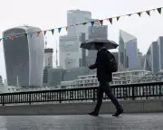 Pound Plummets as Reeves' Tax U-Turn Sparks Bond Market Sell-Off