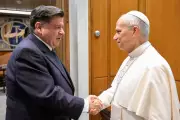 US Governor Gifts Chicago Beer to Pope Leo XIV in Vatican Meeting