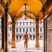 Venice holiday warning: Feeding pigeons could cost you £438 fine
